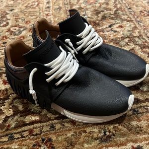 Esseutesse Black Fringe Shoes